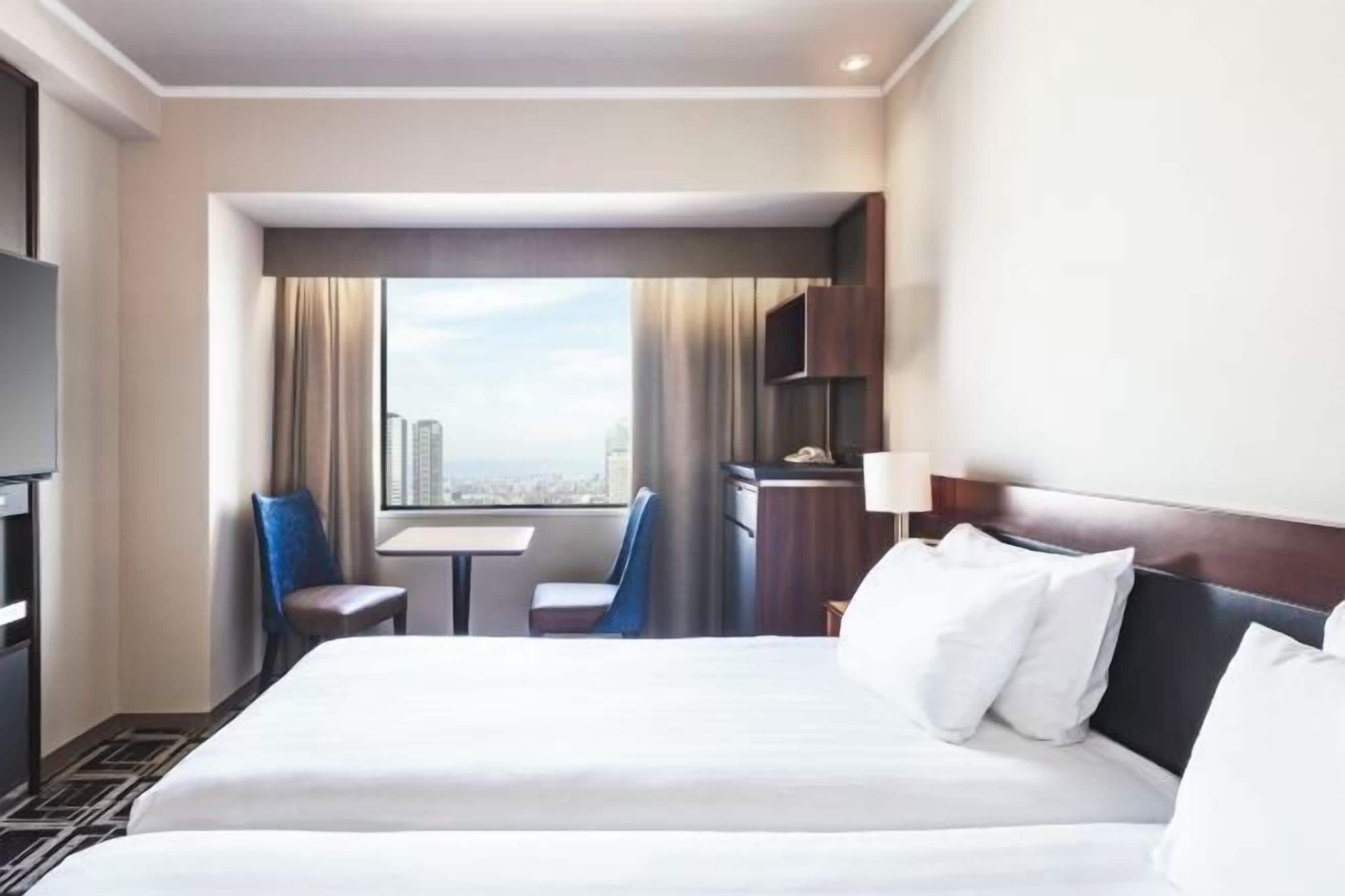 Tallelokero huoneessa, työpöytä, pimennysverhot, silitysrauta/-lauta