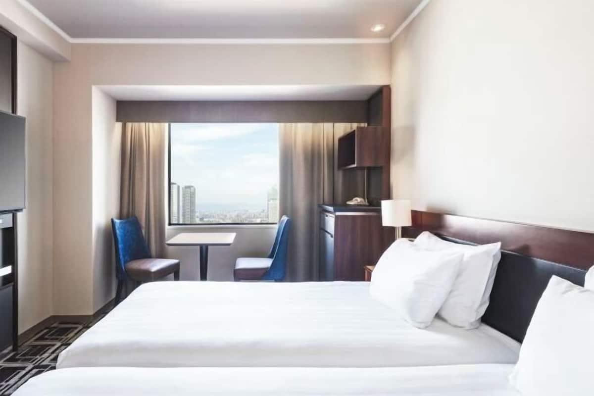 Tallelokero huoneessa, työpöytä, pimennysverhot, silitysrauta/-lauta