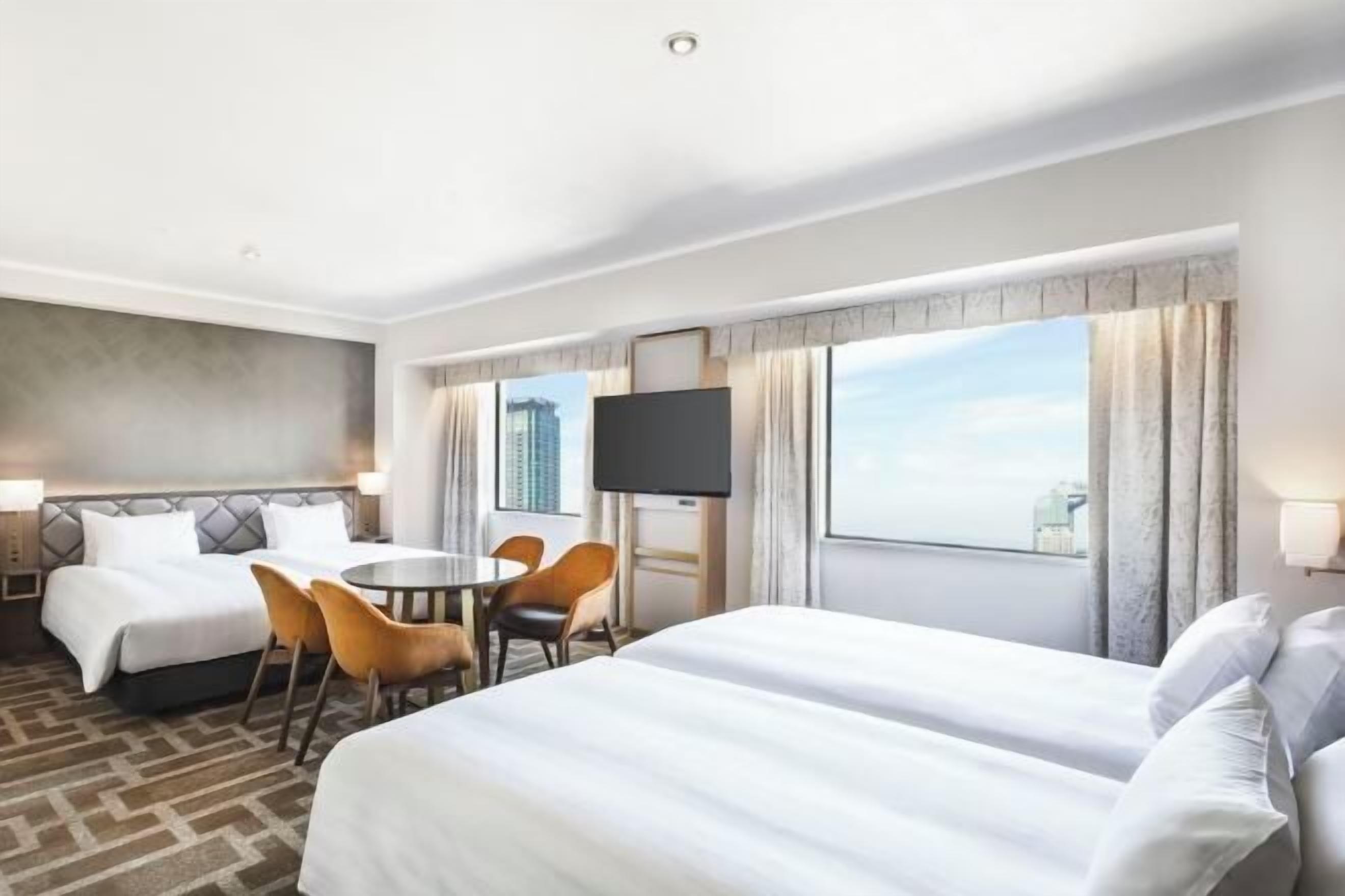 Tallelokero huoneessa, työpöytä, pimennysverhot, silitysrauta/-lauta