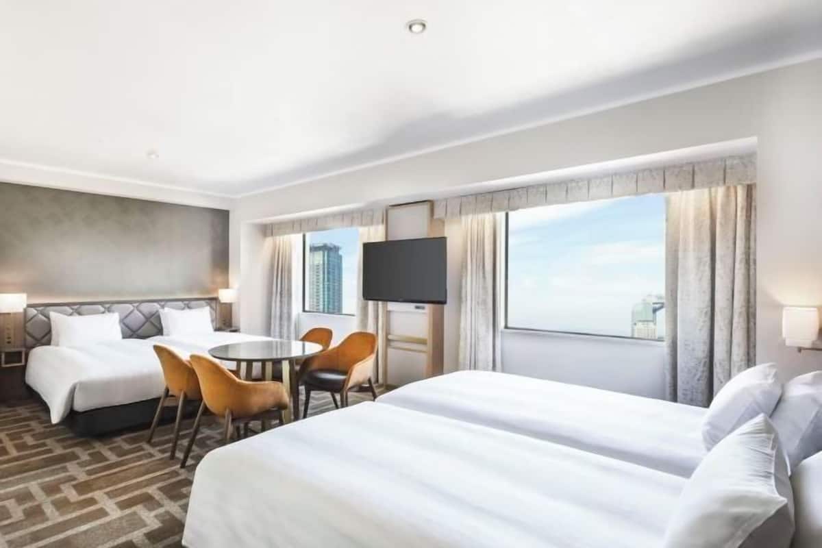 Tallelokero huoneessa, työpöytä, pimennysverhot, silitysrauta/-lauta