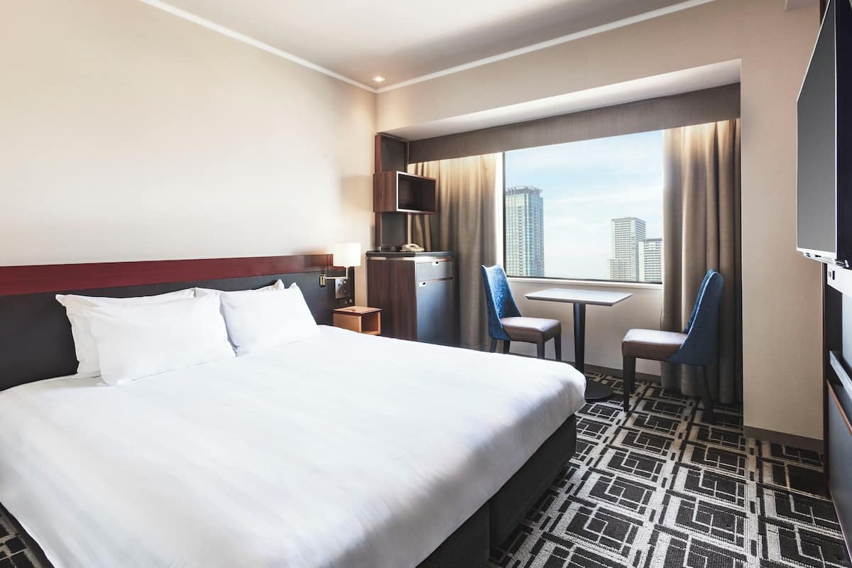 Quarto casal básico, para não fumantes, vista para a cidade | Cofres nos quartos, escrivaninha, cortinas blackout