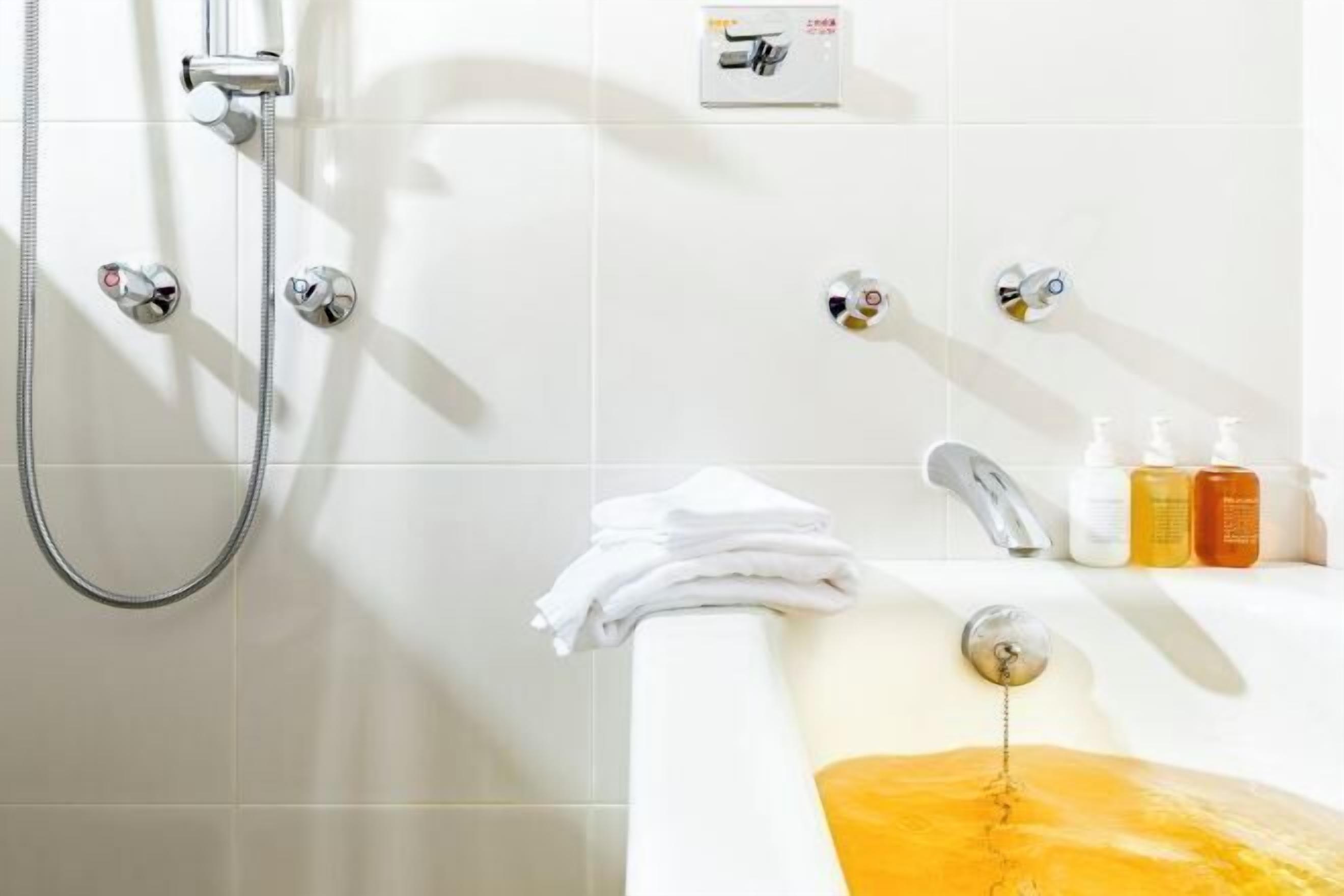 Suihkun ja ammeen yhdistelmä, lähdevesiallas, ilmaiset hygieniatuotteet