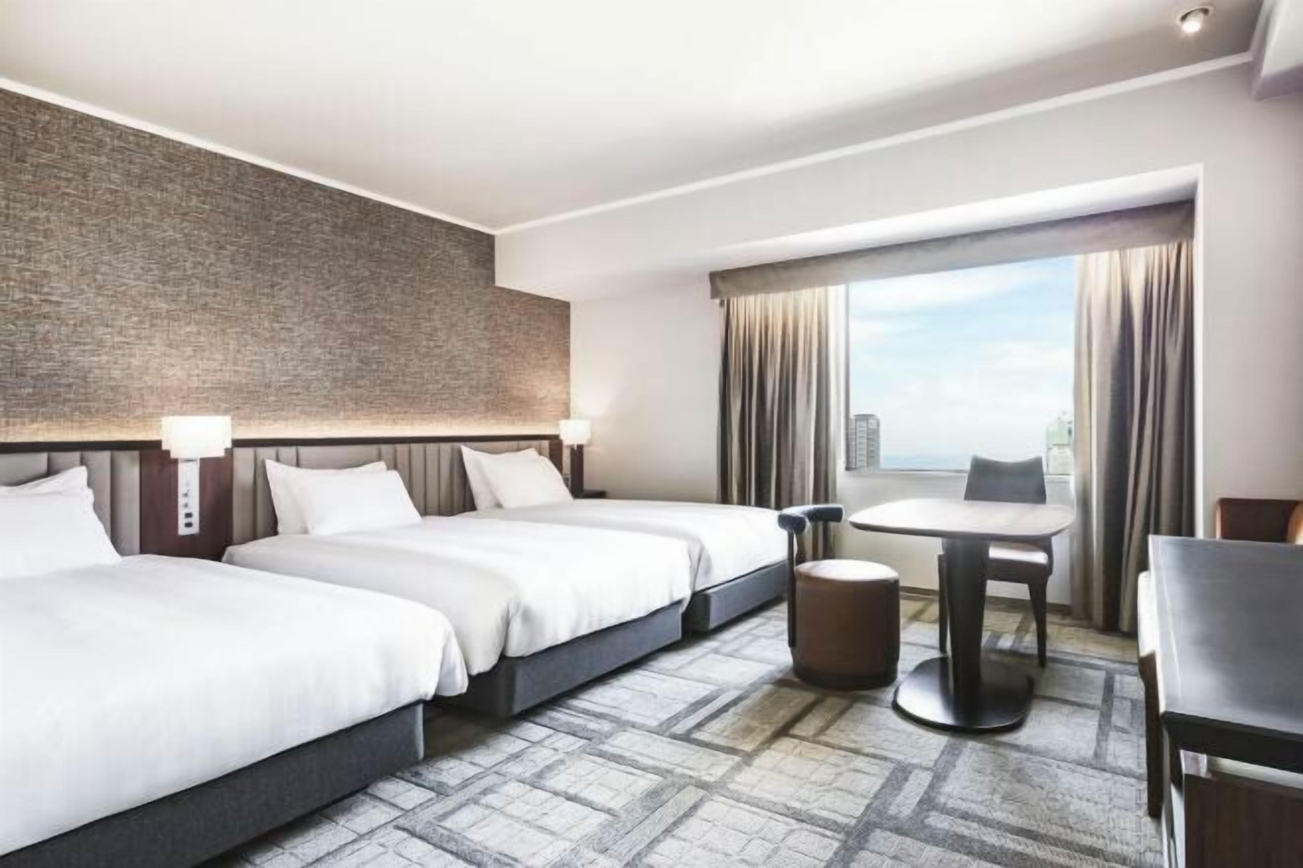 Tallelokero huoneessa, työpöytä, pimennysverhot, silitysrauta/-lauta