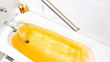 シャワー付き浴槽、温泉浴槽、バスアメニティ (無料)、ヘアドライヤー