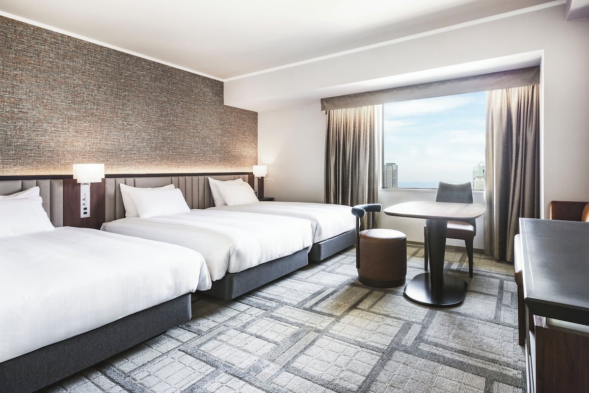 Quarto triplo, para não fumantes (for 3 people) | Cofres nos quartos, escrivaninha, cortinas blackout