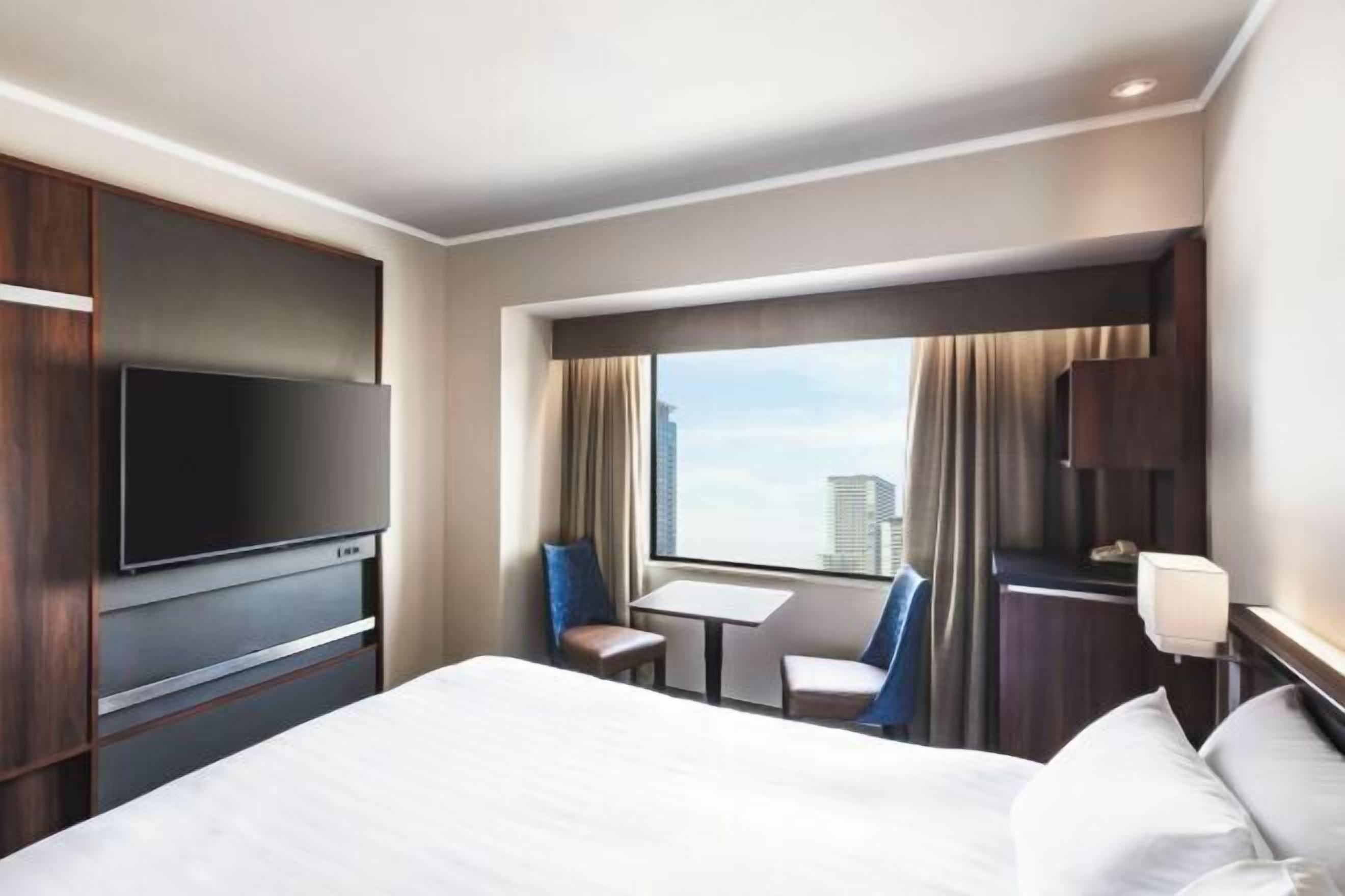 Tallelokero huoneessa, työpöytä, pimennysverhot, silitysrauta/-lauta