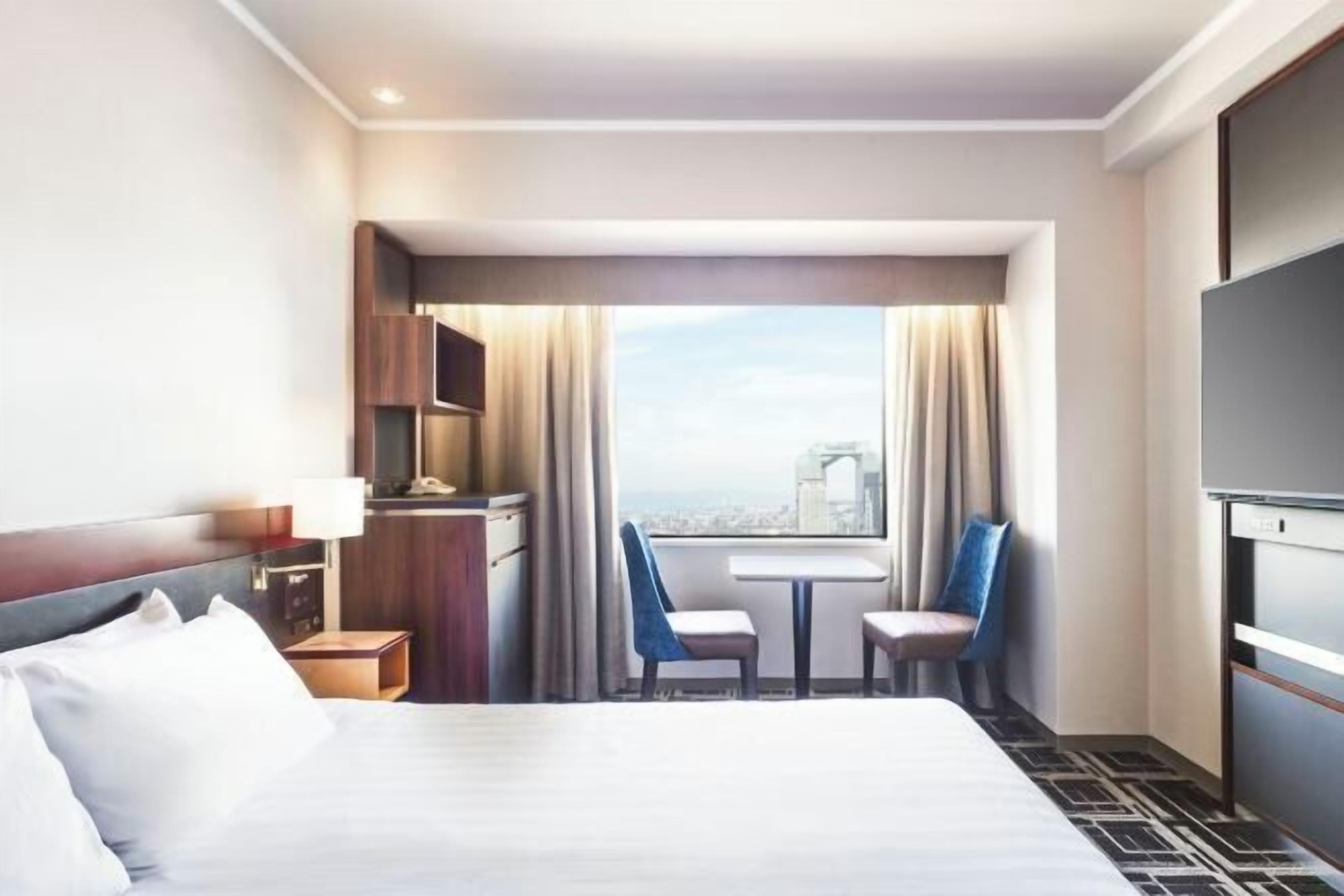 Tallelokero huoneessa, työpöytä, pimennysverhot, silitysrauta/-lauta