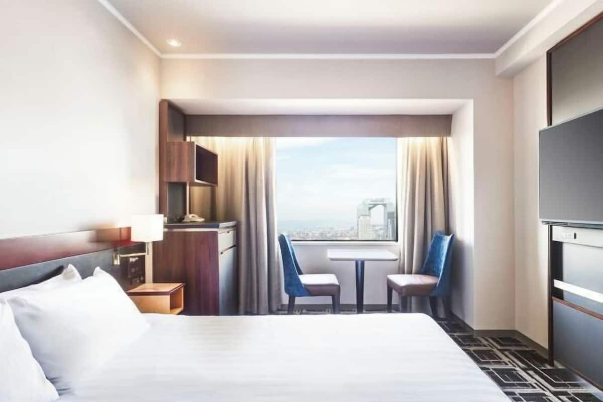 Tallelokero huoneessa, työpöytä, pimennysverhot, silitysrauta/-lauta