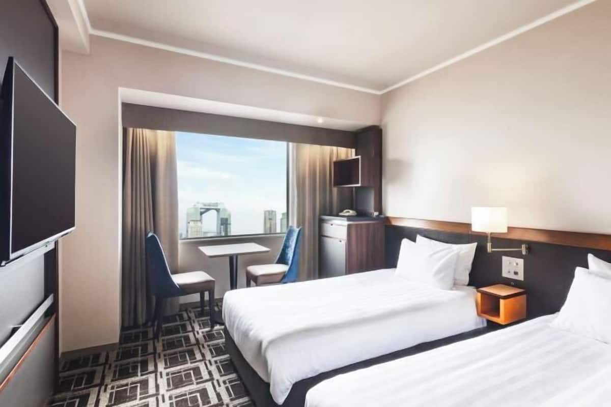 Tallelokero huoneessa, työpöytä, pimennysverhot, silitysrauta/-lauta