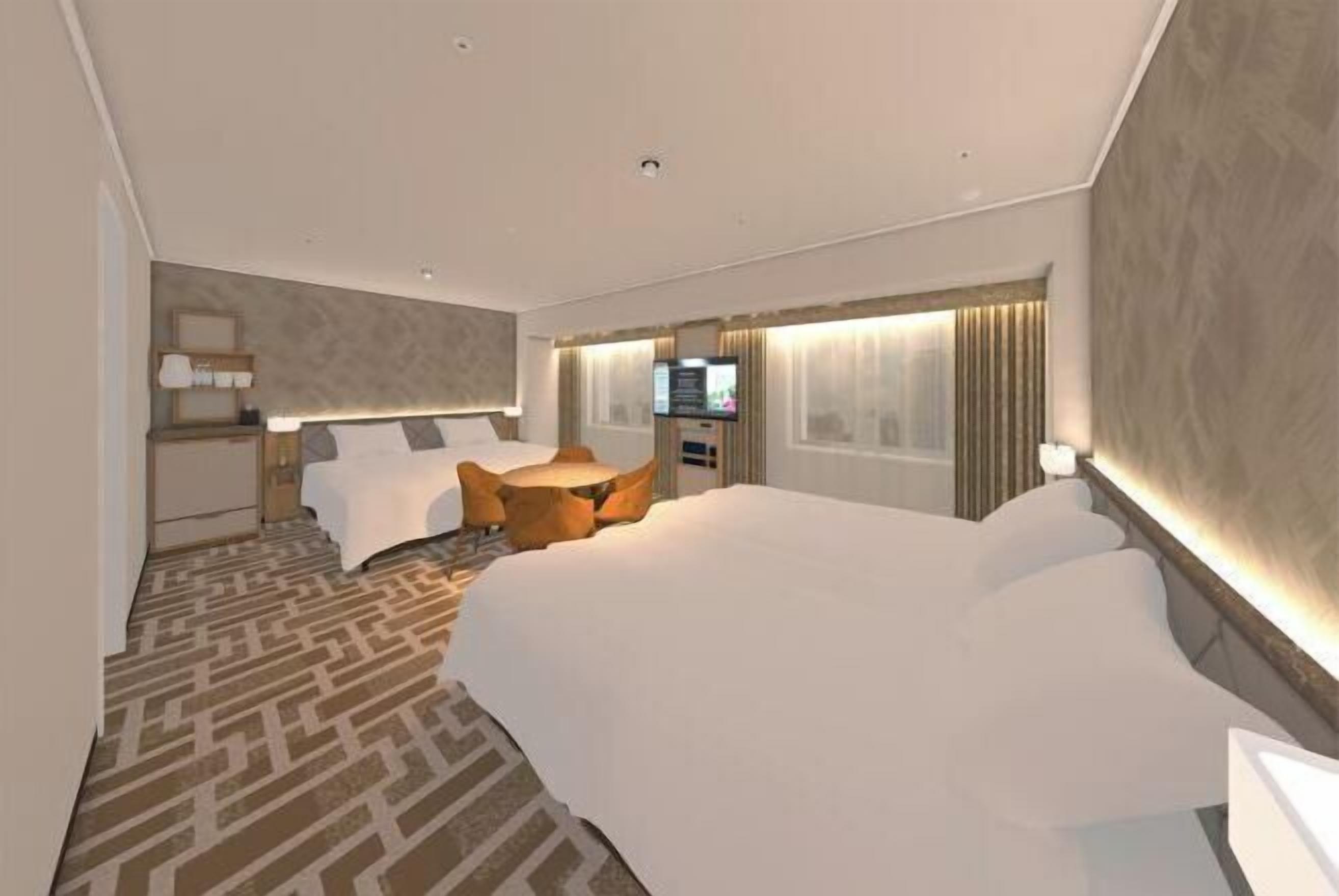 Pengeskab på værelset, skrivebord, mørklægningsgardiner