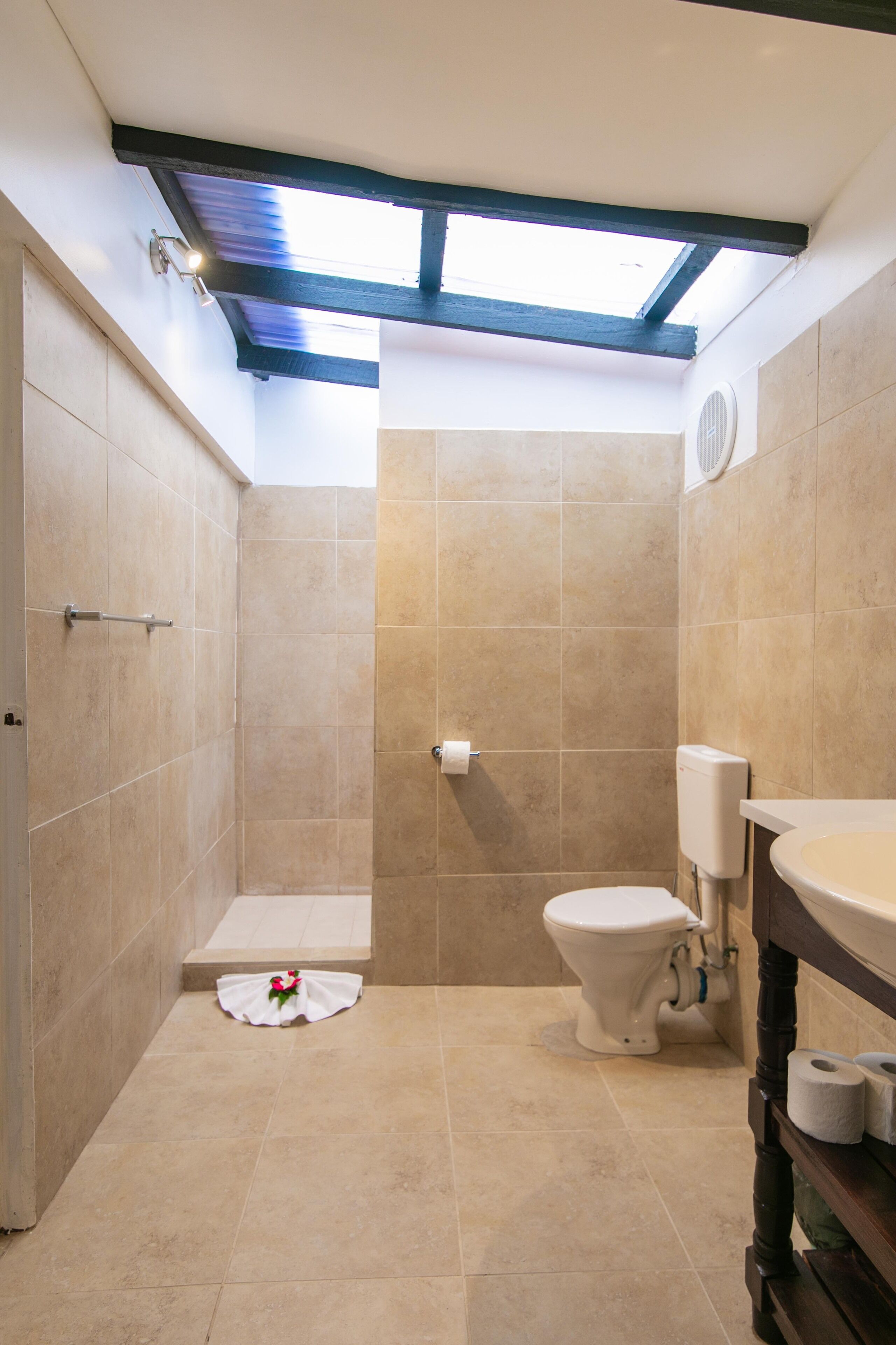Un baño con ducha, inodoro y lavamanos.