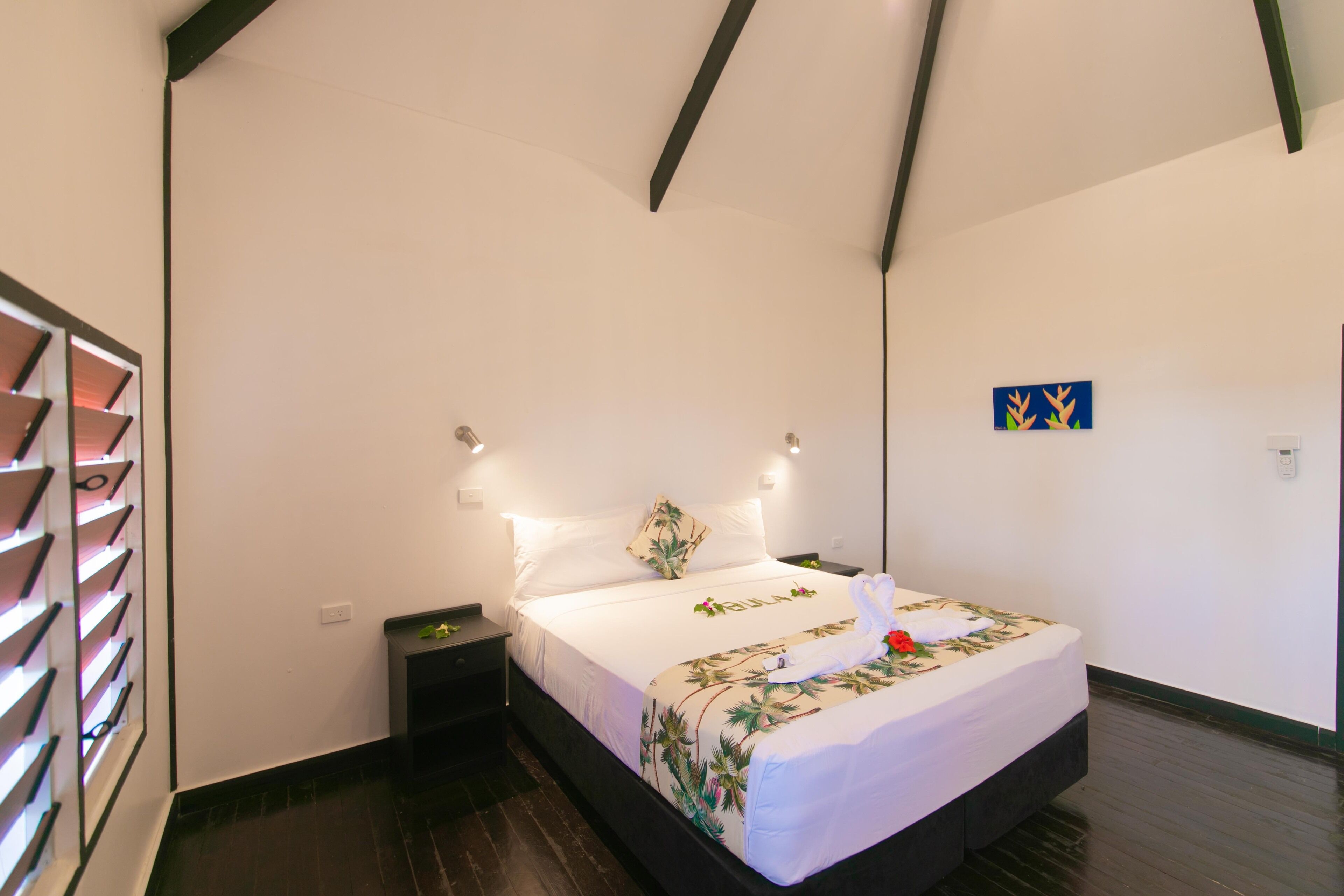 Caja de seguridad en la habitación y tabla de planchar con plancha 