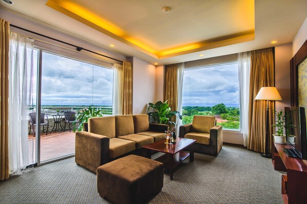 Suíte panorâmica, vista para o rio | Frigobar, cofres nos quartos, escrivaninha, cortinas blackout