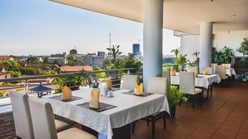 3 restaurants, breakfast, lunch, dinner served; Regional cuisine