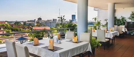 3 restaurantes; se sirve desayuno, almuerzo y cena; cocina regional