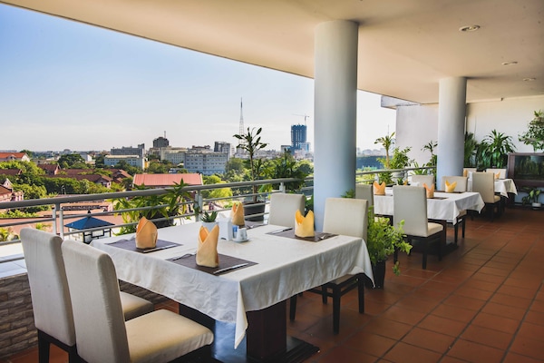 3 restaurants, breakfast, lunch, dinner served; Regional cuisine