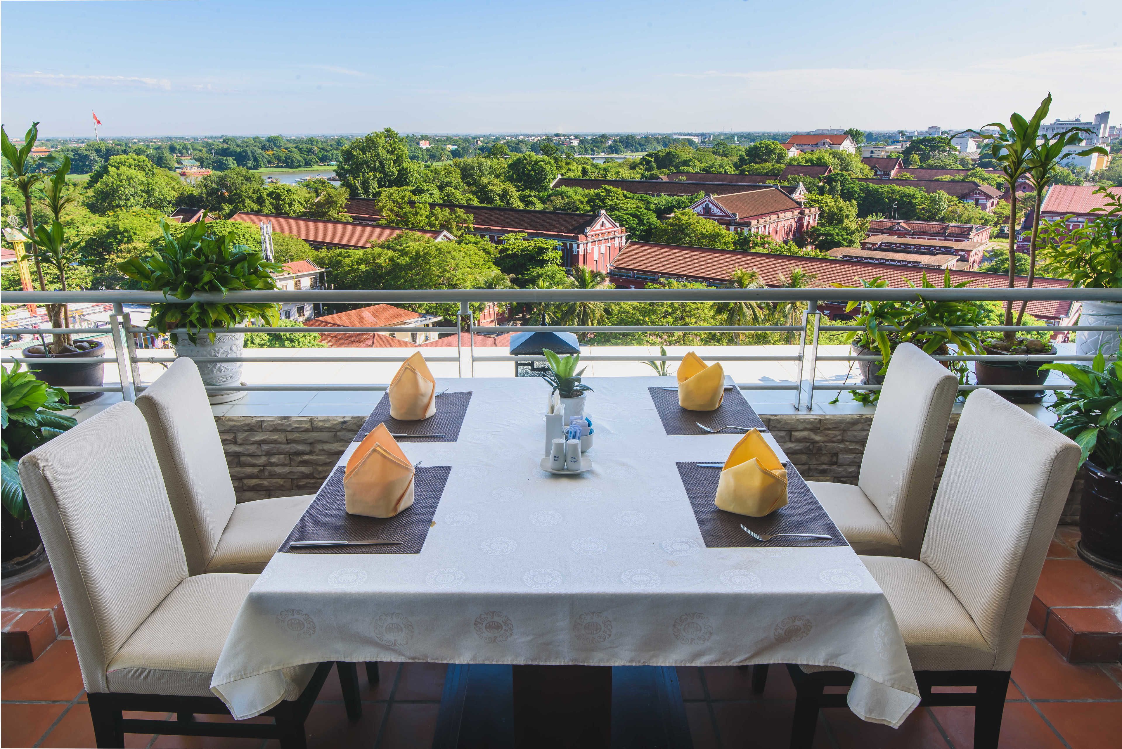 3 restaurants, breakfast, lunch, dinner served; regional cuisine