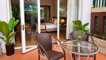 Deluxe Double Room, Garden View | Minibar, in-room safe, desk, blackout drapes