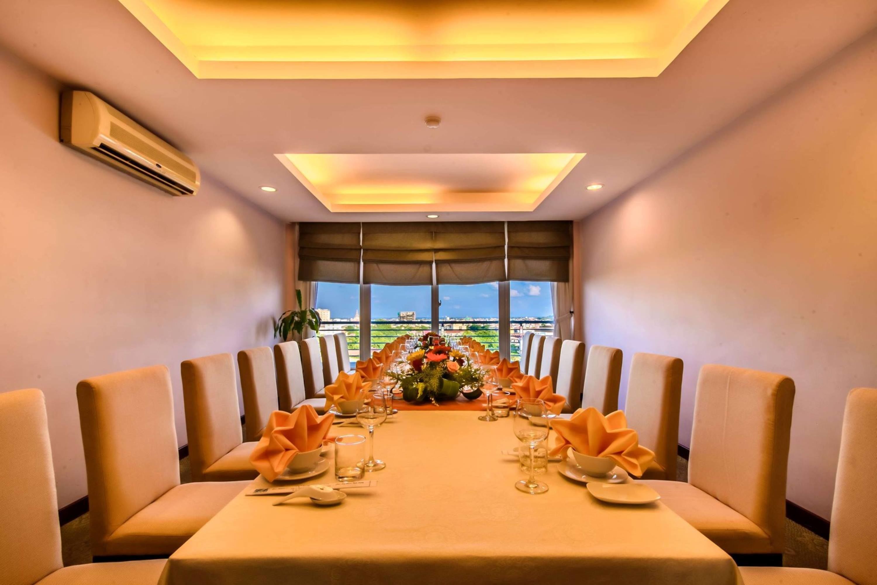 3 restaurants, breakfast, lunch, dinner served; regional cuisine