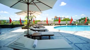 Outdoor pool, pool umbrellas, sun loungers