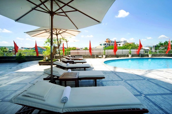 Hồ bơi ngoài trời