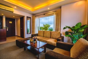 Panorama suite, uitzicht op rivier | Een minibar, een kluis op de kamer, een bureau, geluiddichte muren