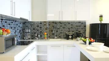 Phòng Suite, 2 phòng ngủ | Bếp nhỏ riêng | Tủ lạnh, lò vi sóng, dụng cụ pha cà phê/trà, ấm điện