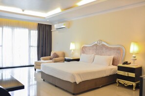 ميني بار وخزنة داخل الغرفة وبديكورات فريدة لكل غرفة ومكتب