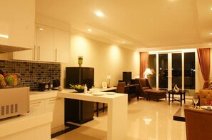 Phòng Suite, 2 phòng ngủ | Phòng khách | TV LCD, đầu đĩa DVD 