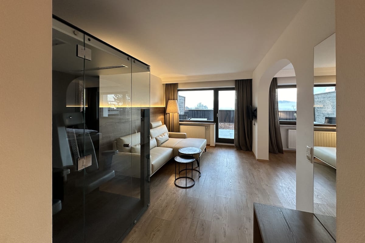 Exclusieve suite | Een minibar, een kluis op de kamer, een bureau, verduisterende gordijnen