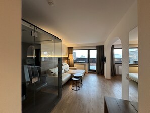Exclusive Suite | Minibar, in-room safe, desk, blackout drapes - Royal Hotel Hinterhuber (Brunico)