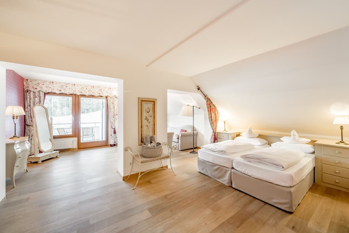 Romantische suite | Een minibar, een kluis op de kamer, een bureau, verduisterende gordijnen