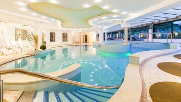 Innenpool, Außenpool (je nach Saison geöffnet), Sonnenschirme