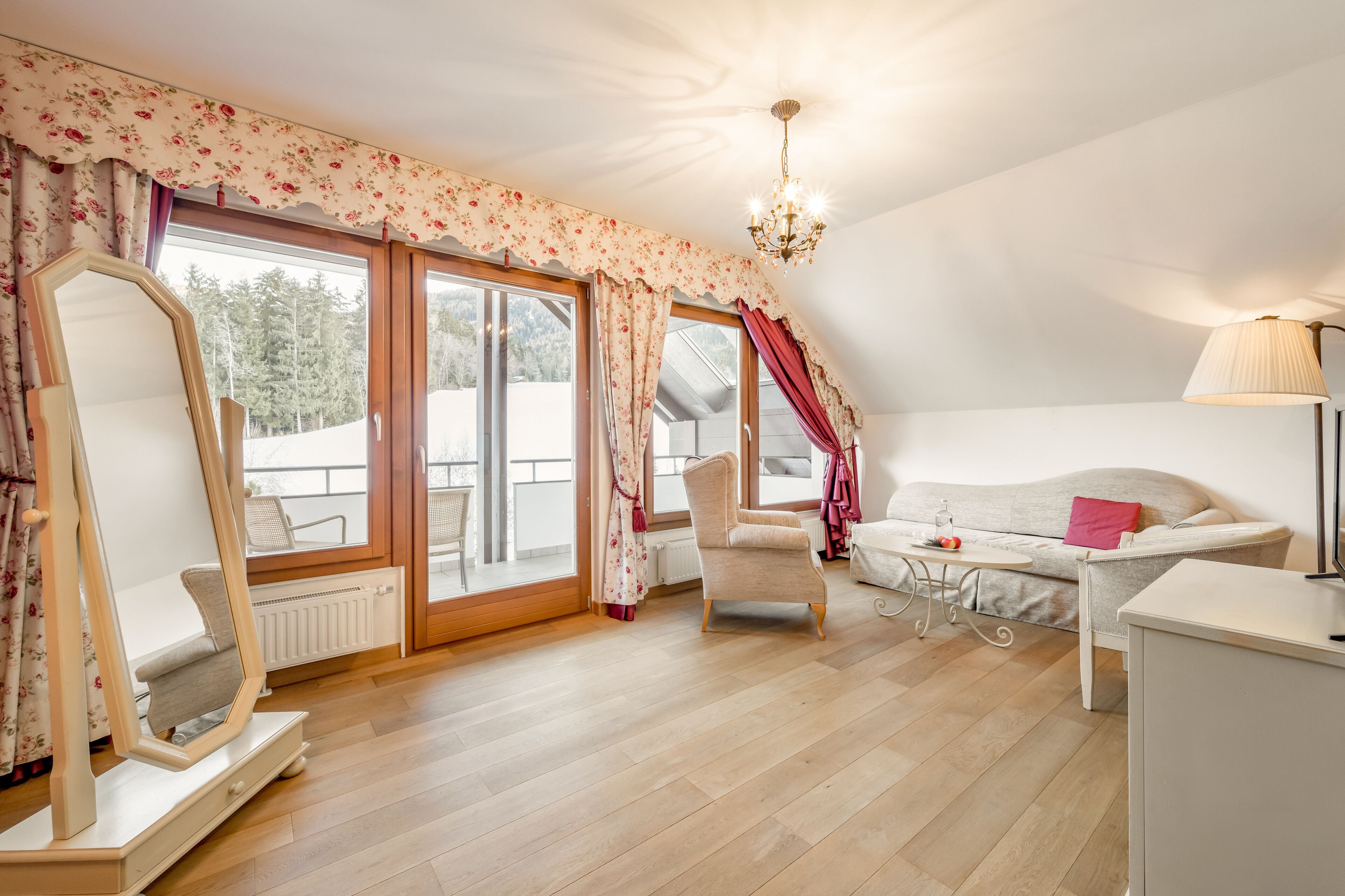 romantic suite | minibar, in-room safe, desk, blackout curtains