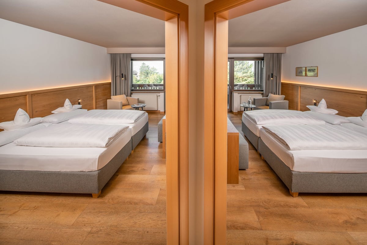 Familiekamer (Panorama) | Een minibar, een kluis op de kamer, een bureau, verduisterende gordijnen