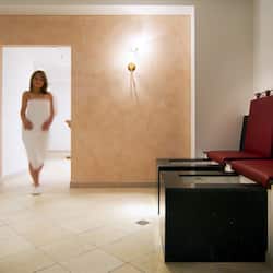 Un sauna, una bañera de hidromasaje, baño turco, tratamientos corporales