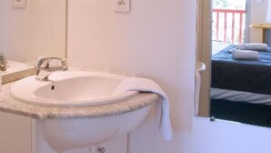 Een douche, een haardroger, handdoeken, zeep