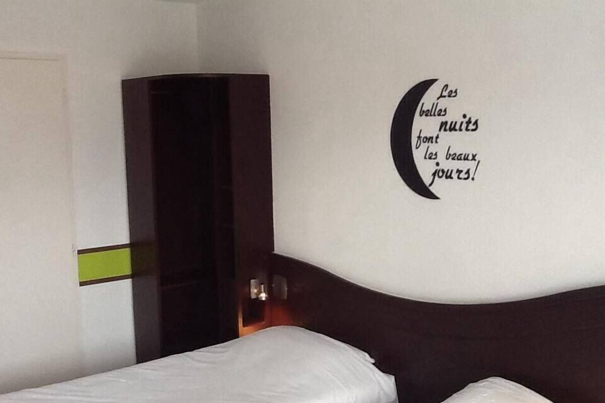 Twin Room | Premium bedding, iron/ironing board (on request), WiFi (free)