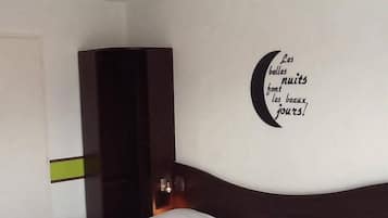 Chambre avec lits jumeaux | Literie de qualité supérieure, bureau, fer et planche à repasser