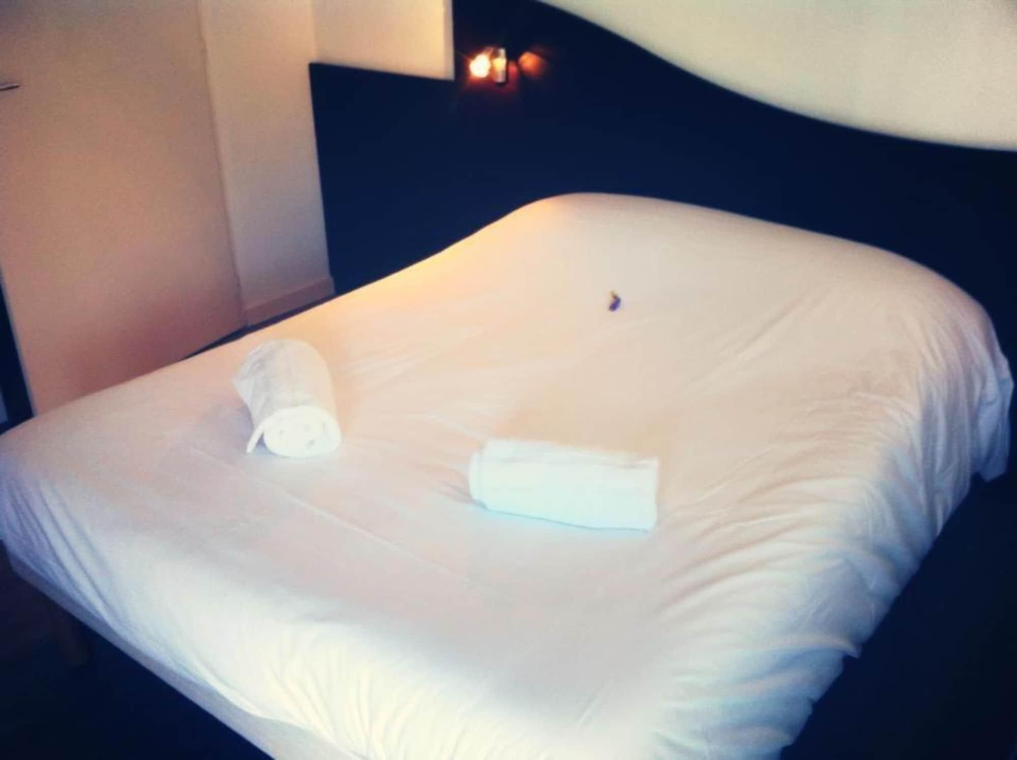 Premium bedding, iron/ironing board, free WiFi, bed sheets