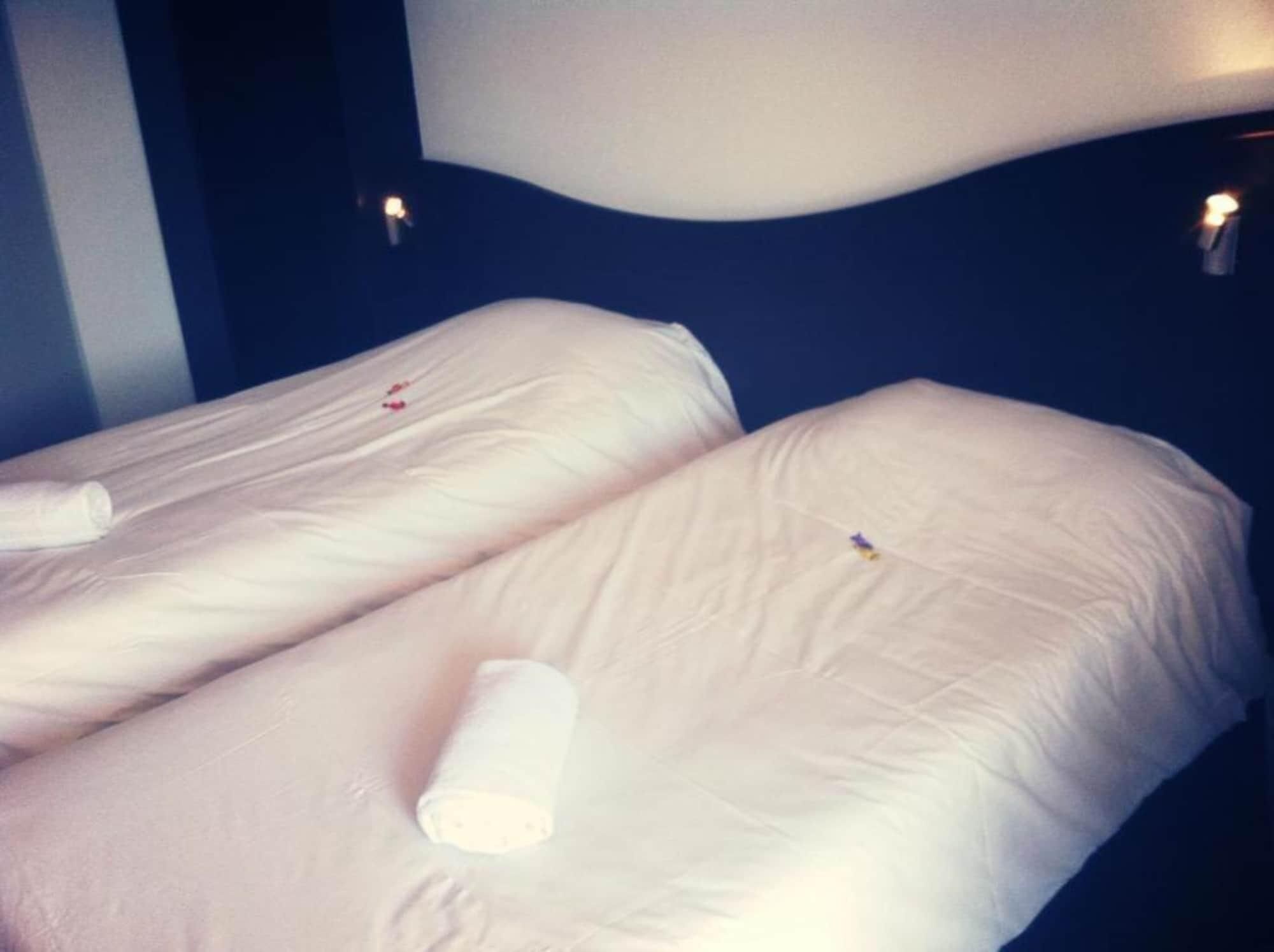 Premium bedding, iron/ironing board, free WiFi, bed sheets