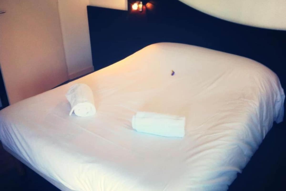 Premium bedding, iron/ironing board (on request), free WiFi, bed sheets