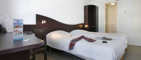 Sengetøy av topp kvalitet, skrivebord og strykejern/-brett