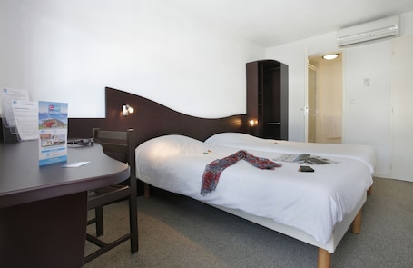 Premium bedding, desk, iron/ironing board, free WiFi. Couett'hôtel Rumilly