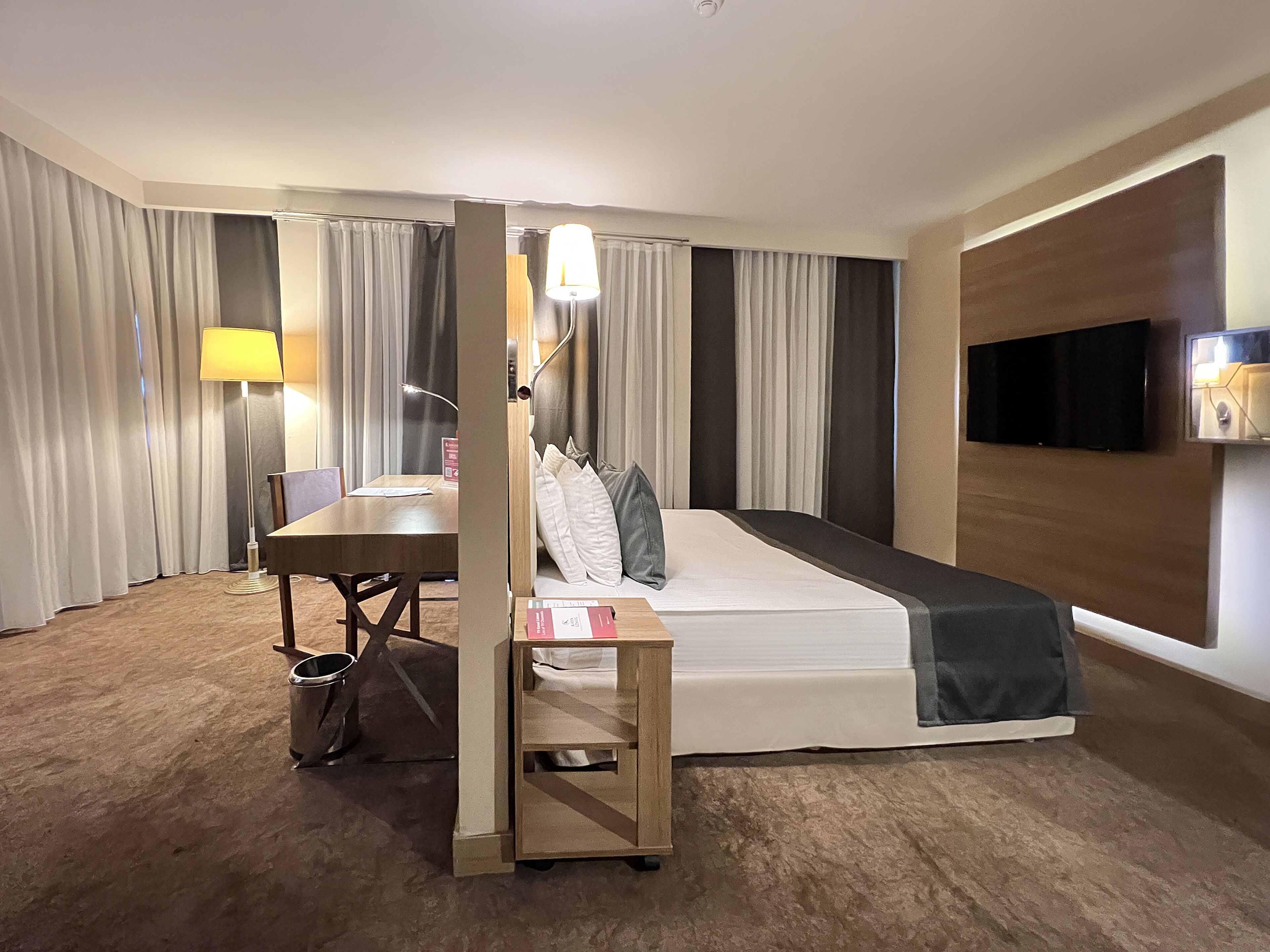 Junior Suite | Minibar, in-room safe, desk, laptop workspace