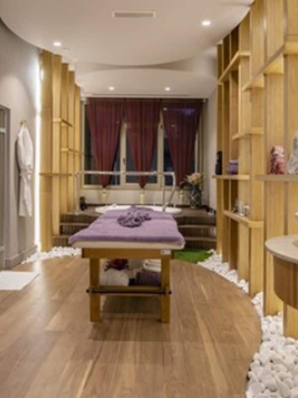 Royal Residence | Jetted tub