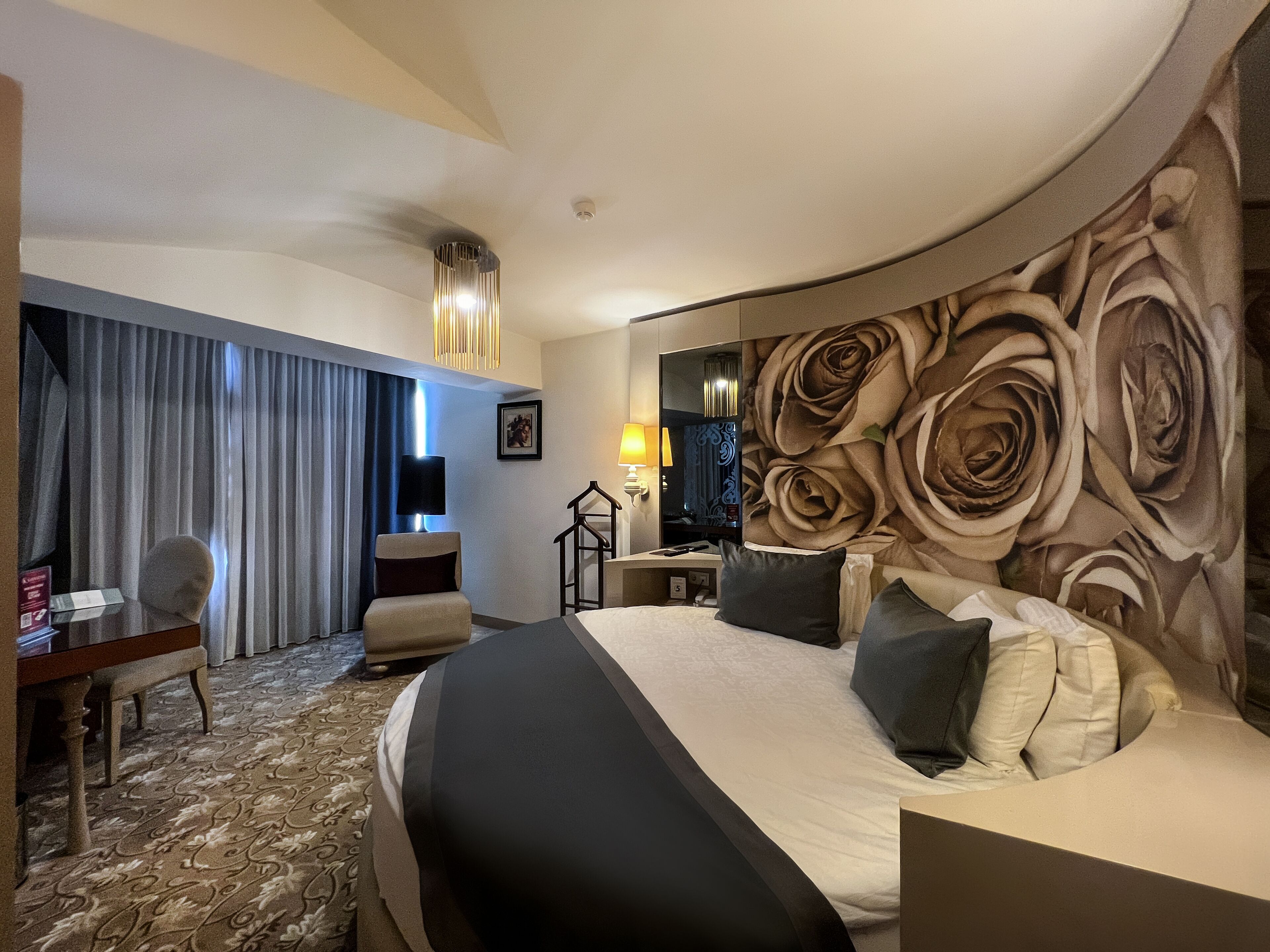 King Suite | Minibar, in-room safe, desk, laptop workspace
