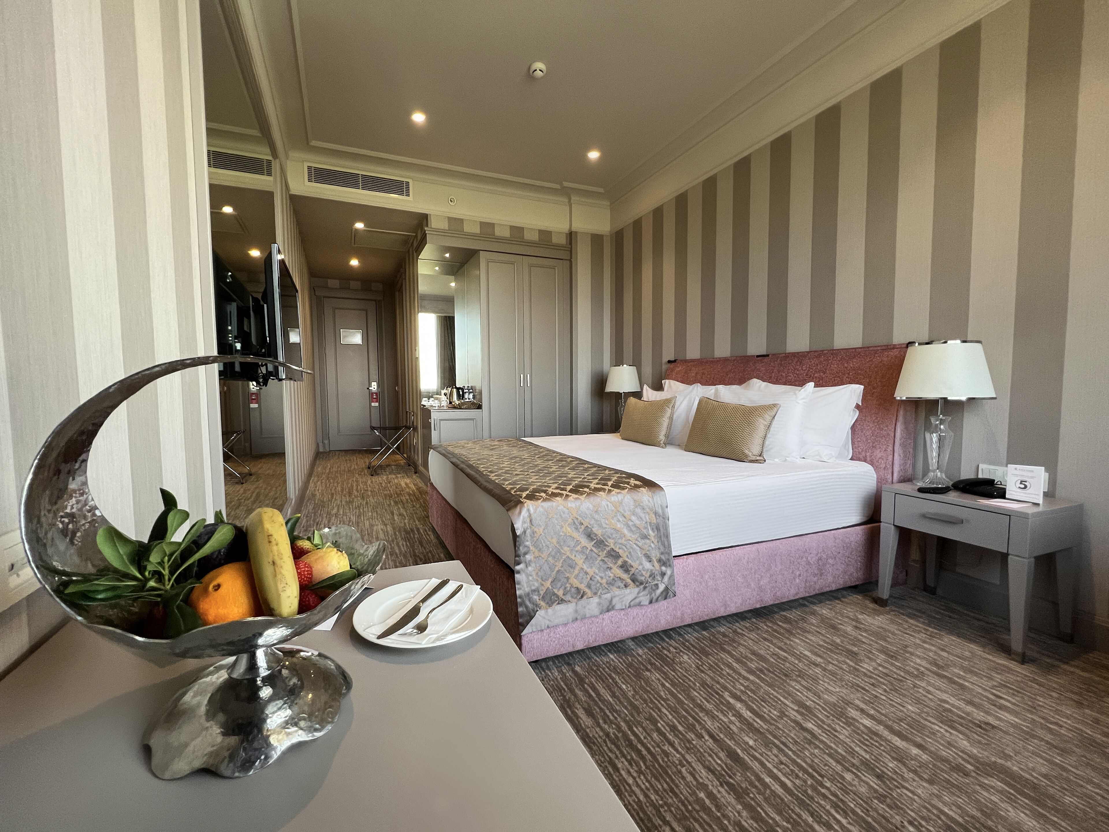 Executive Room | Minibar, in-room safe, desk, laptop workspace