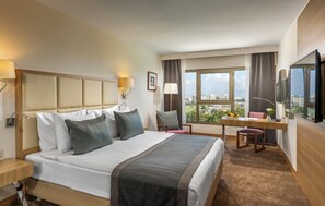 Minibar, coffres-forts dans les chambres, bureau