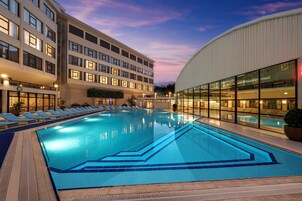 3 piscinas al aire libre, camas de piscina gratis, sombrillas